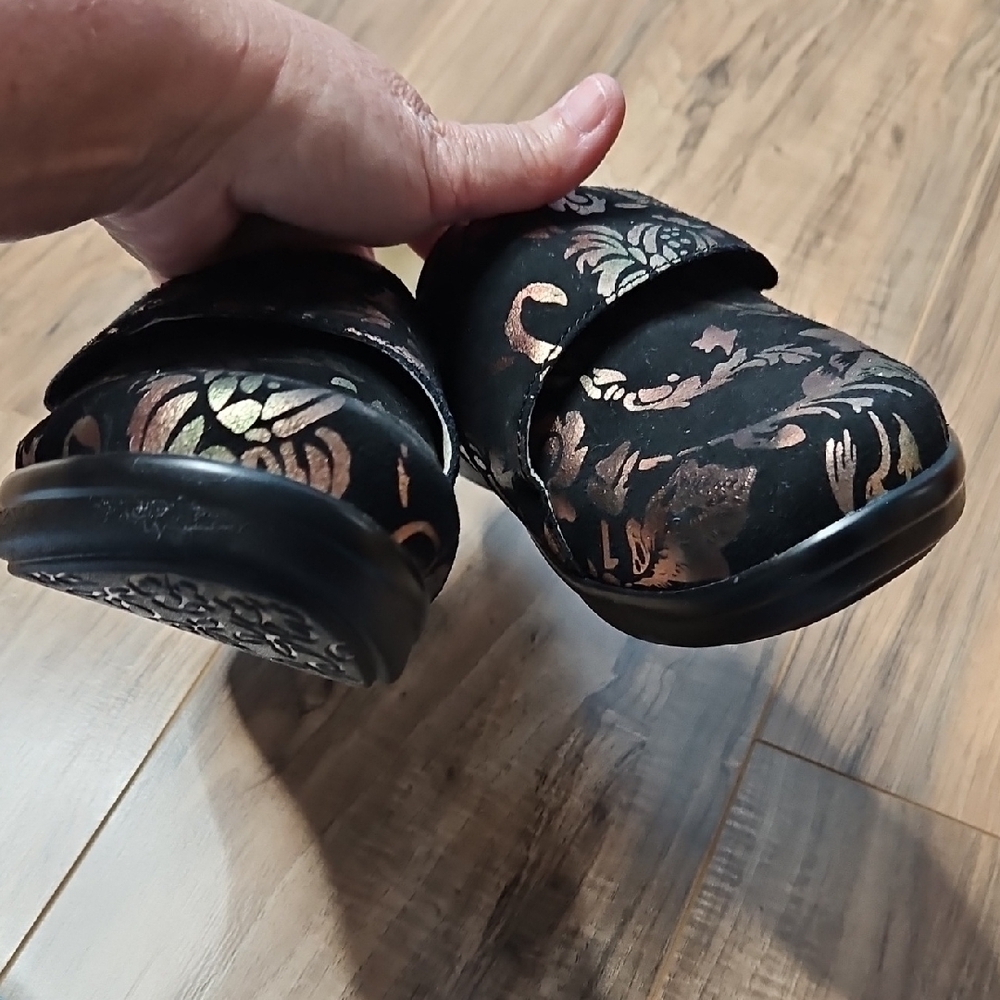 Alegria Lauryn Black Rose Gold with Green Metallic Floral Accents Clogs Size 38 - Picture 7 of 13